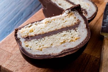 Türk tatlı Sirozbek, çikolata kaplı badem ezmesi. (Badem ezmesi)