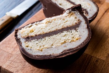 Türk tatlı Sirozbek, çikolata kaplı badem ezmesi. (Badem ezmesi)