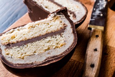 Türk tatlı Sirozbek, çikolata kaplı badem ezmesi. (Badem ezmesi)