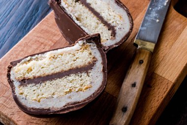 Türk tatlı Sirozbek, çikolata kaplı badem ezmesi. (Badem ezmesi)