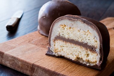 Türk tatlı Sirozbek, çikolata kaplı badem ezmesi. (Badem ezmesi)