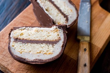 Türk tatlı Sirozbek, çikolata kaplı badem ezmesi. (Badem ezmesi)