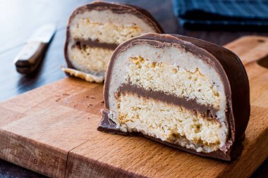 Türk tatlı Sirozbek, çikolata kaplı badem ezmesi. (Badem ezmesi)