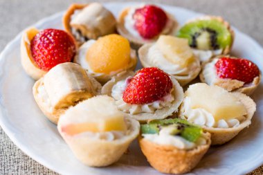 Mini tart, tart veya kremalı ve taze meyveli tart.