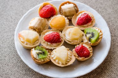Mini tart, tart veya kremalı ve taze meyveli tart.
