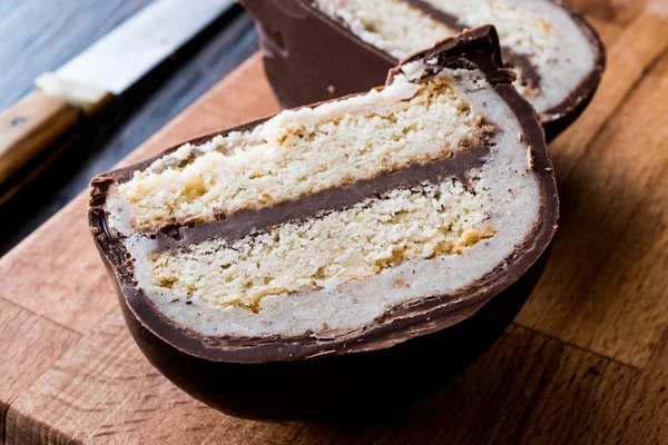 Türk tatlı Sirozbek, çikolata kaplı badem ezmesi. (Badem ezmesi)