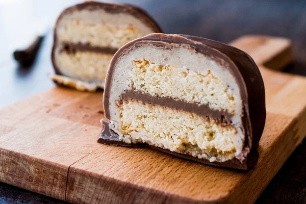 Türk tatlı Sirozbek, çikolata kaplı badem ezmesi. (Badem ezmesi)