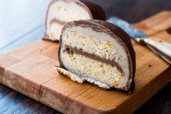 Postre turco Sirozbek, mazapán cubierto de chocolate. (Pasta de almendras ) —  Fotos de Stock