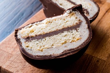 Türk tatlı Sirozbek, çikolata kaplı badem ezmesi. (Badem ezmesi)