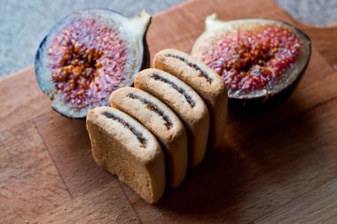 Ahşap yüzey üzerinde meyve ile incir tanımlama.