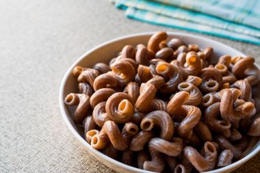 Üzüm çekirdeği ile pişmiş bütün buğday Brown makarna yapılan