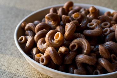 Üzüm çekirdeği ile pişmiş bütün buğday Brown makarna yapılan