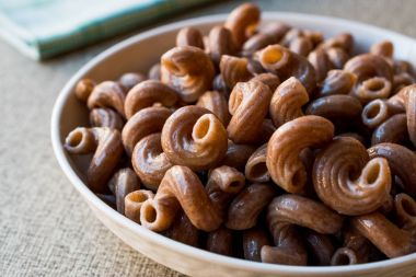 Üzüm çekirdeği ile pişmiş bütün buğday Brown makarna yapılan