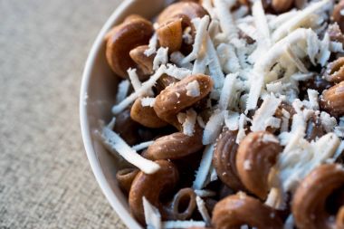 Pişmiş bütün buğday Brown makarna peynir ile