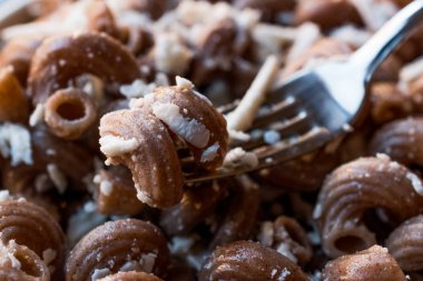 Bütün buğday Brown makarna peyniri çatalla pişmiş