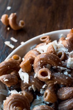 Pişmiş bütün buğday Brown makarna peynir ile