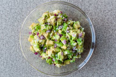 Cam kase kırmızı soğan ile Avokado salatası.