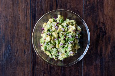 Cam kase kırmızı soğan ile Avokado salatası.
