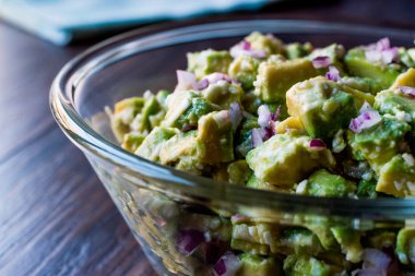 Cam kase kırmızı soğan ile Avokado salatası.