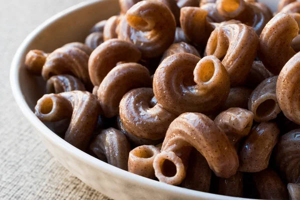 Üzüm çekirdeği ile pişmiş bütün buğday Brown makarna yapılan