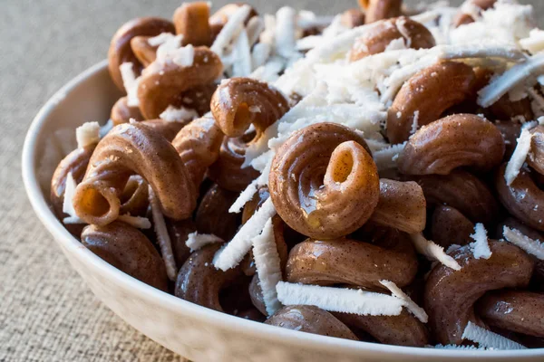 Pişmiş bütün buğday Brown makarna peynir ile