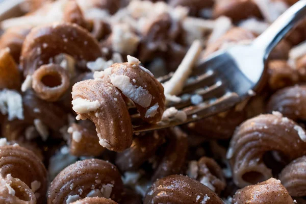 Bütün buğday Brown makarna peyniri çatalla pişmiş