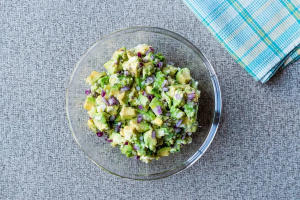 Cam kase kırmızı soğan ile Avokado salatası.