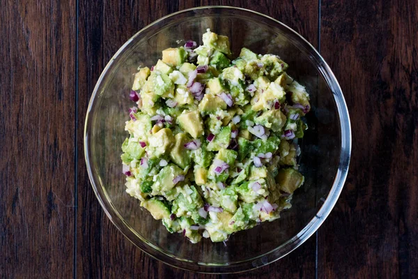Cam kase kırmızı soğan ile Avokado salatası.