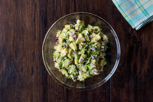 Cam kase kırmızı soğan ile Avokado salatası.