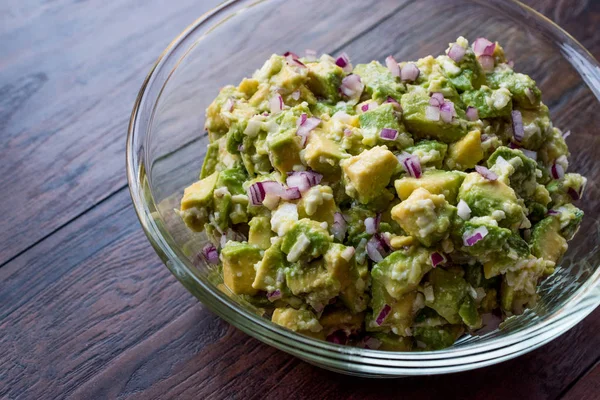 Cam kase kırmızı soğan ile Avokado salatası.