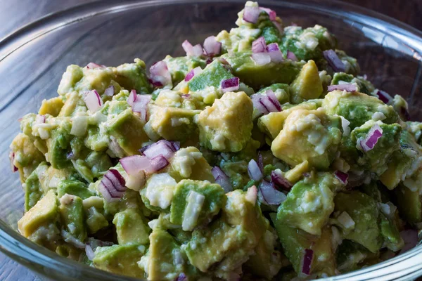 Cam kase kırmızı soğan ile Avokado salatası.