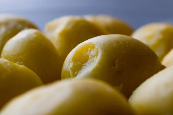 Gekochte Kartoffeln in Glasschale auf grauer Oberfläche. — Stockfoto