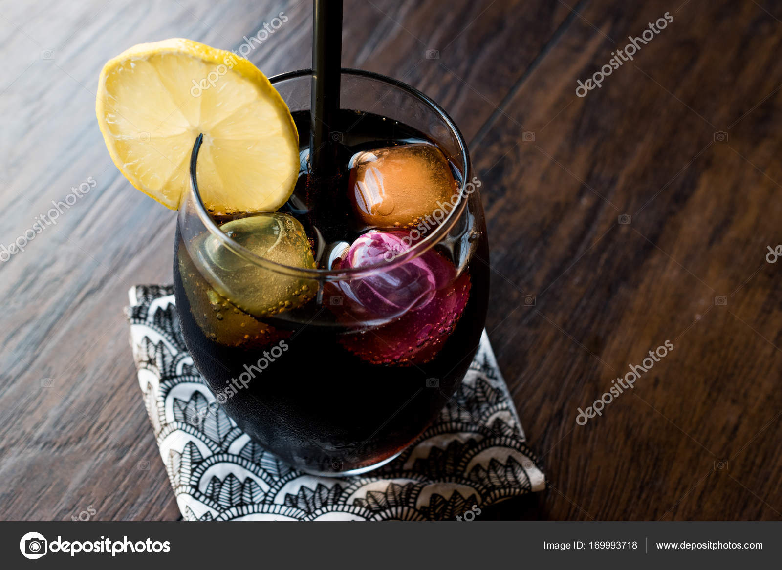 Kömürden yapılan siyah limonata Kömürden yapılan siyah limonata