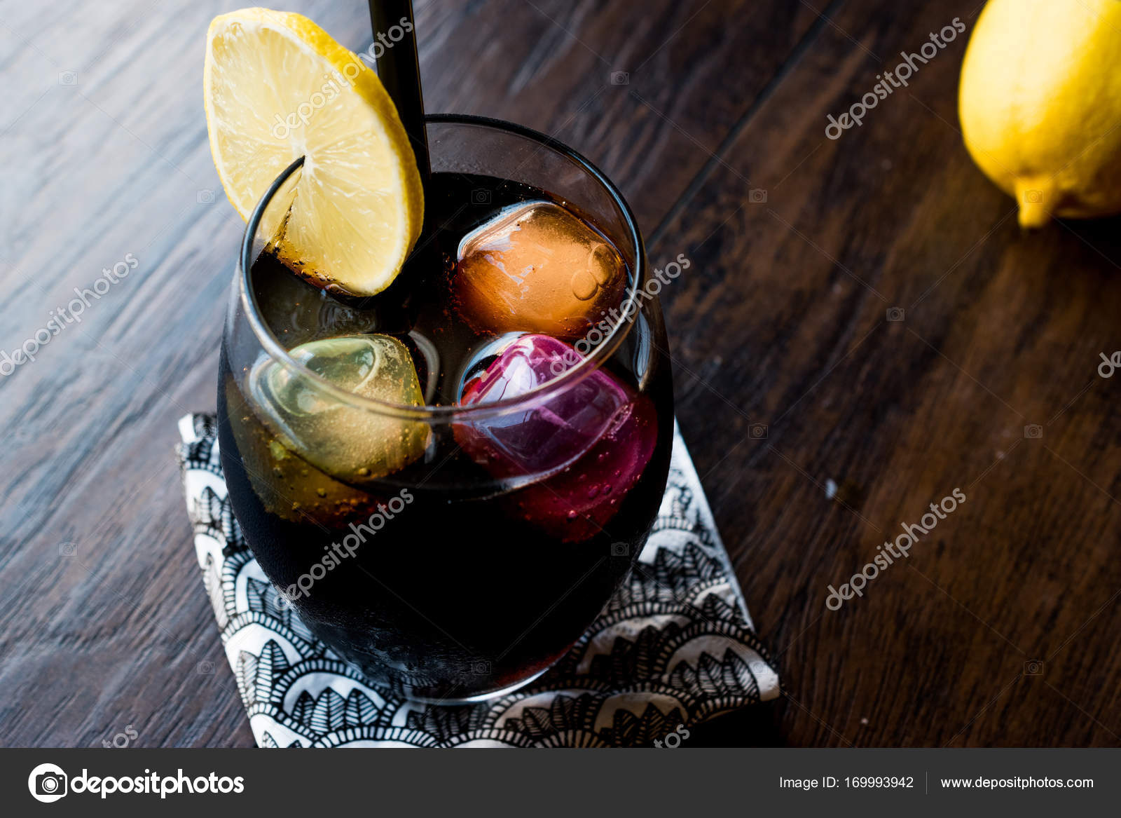 Kömürden yapılan siyah limonata Kömürden yapılan siyah limonata