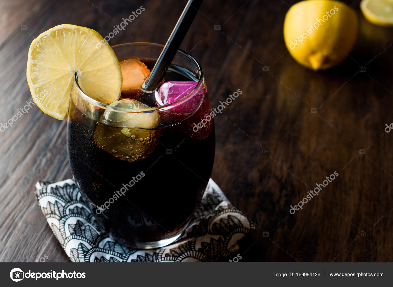 Kömürden yapılan siyah limonata Kömürden yapılan siyah limonata