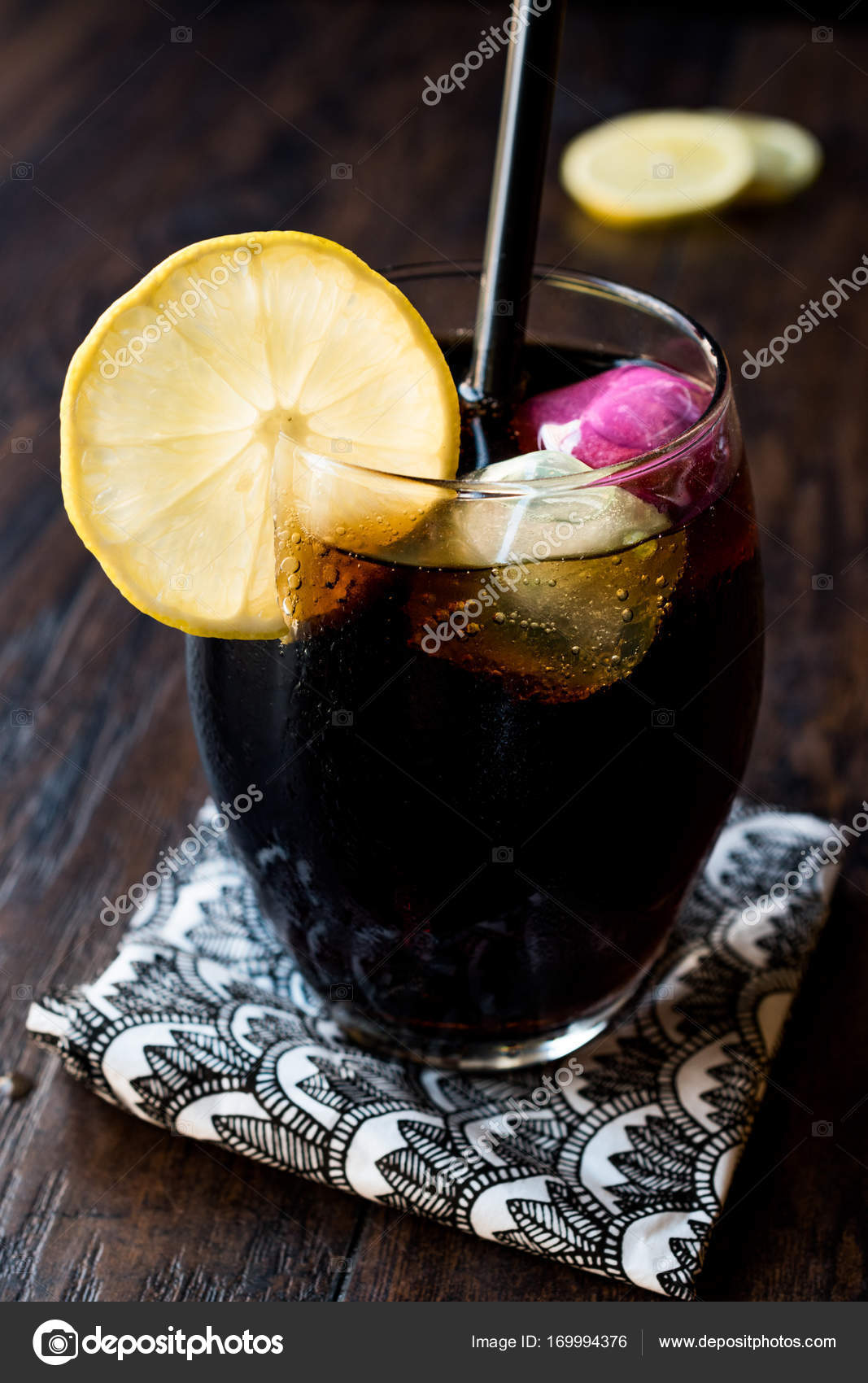 Kömürden yapılan siyah limonata Kömürden yapılan siyah limonata
