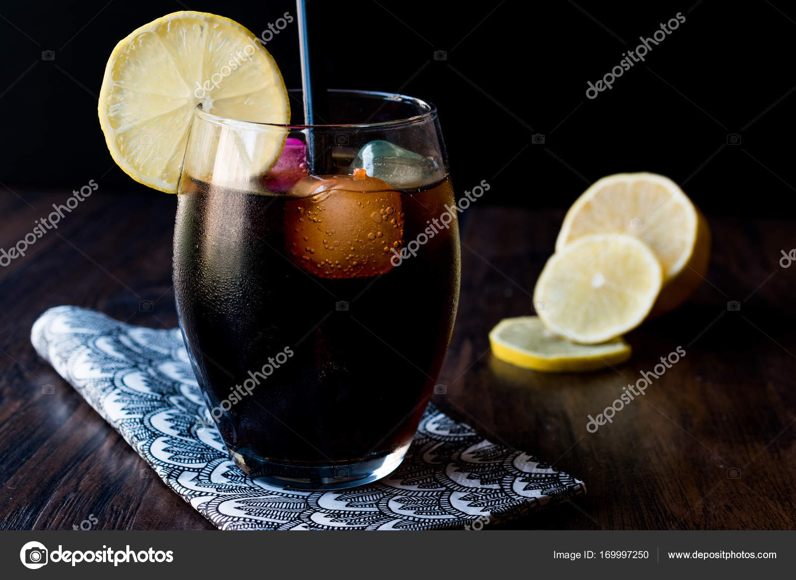 Kömürden yapılan siyah limonata Kömürden yapılan siyah limonata