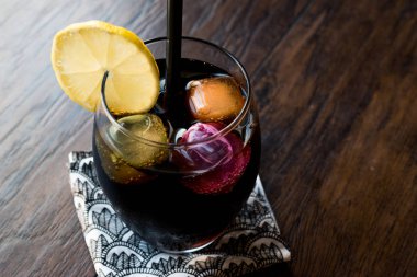 Kömür, limon ve renkli bubble Ice cube ile siyah limonata