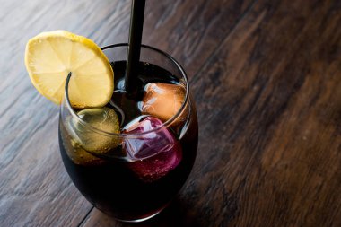 Kömür, limon ve renkli bubble Ice cube ile siyah limonata