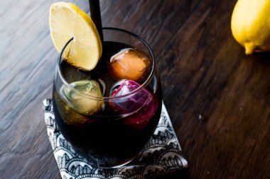 Kömür, limon ve renkli bubble Ice cube ile siyah limonata