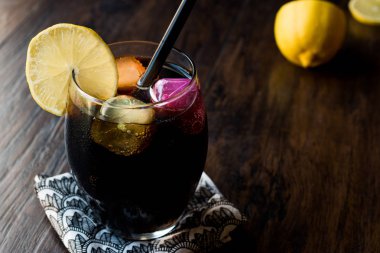 Kömür, limon ve renkli bubble Ice cube ile siyah limonata