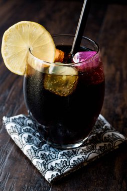 Kömür, limon ve renkli bubble Ice cube ile siyah limonata