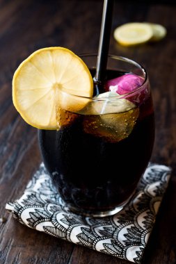 Kömür, limon ve renkli bubble Ice cube ile siyah limonata
