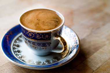 Geleneksel Kupası'nda Türk kahvesi.