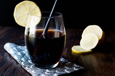 Kömür ve limon ile siyah limonata 