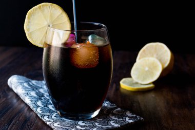 Kömür, limon ve renkli bubble Ice cube ile siyah limonata
