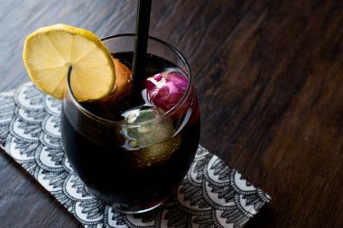 Kömür, limon ve renkli bubble Ice cube ile siyah limonata