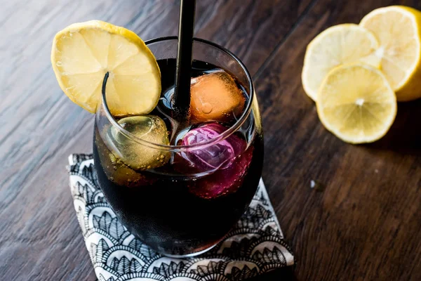Kömür, limon ve renkli bubble Ice cube ile siyah limonata