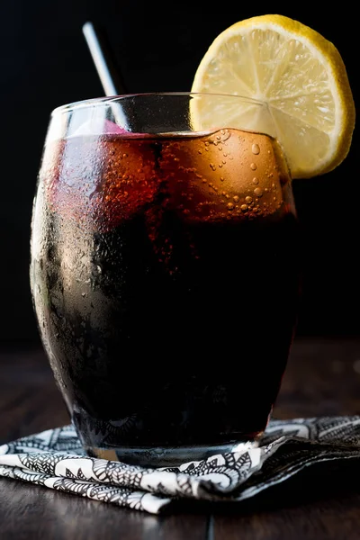 Kömür, limon ve renkli bubble Ice cube ile siyah limonata