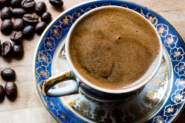 Традиционный турецкий кофе с бобами . — стоковое фото